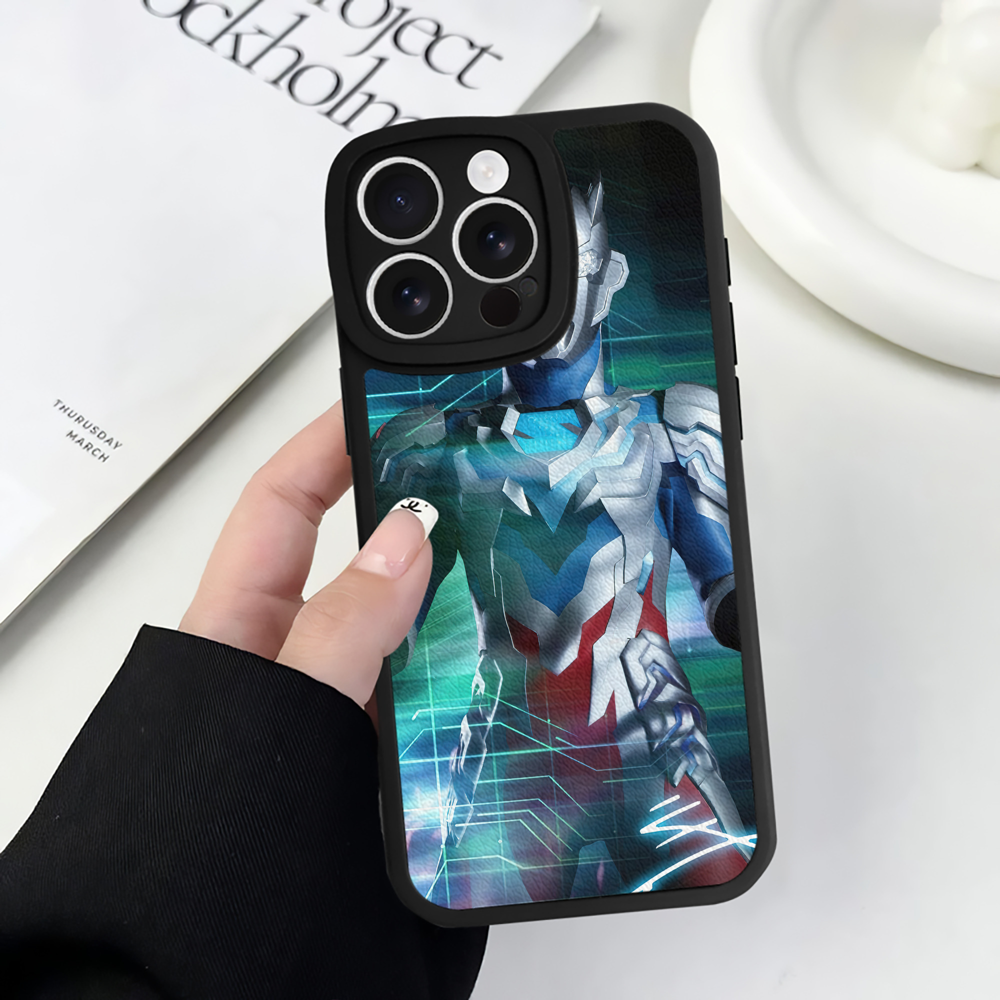 （画像用） ウルトラマン Ultraman 【iPhone 16シリーズ対応】シリコンスマホケース（レザー調） 材質：シリコン